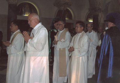 A group of men in white robes standing next to each other.
