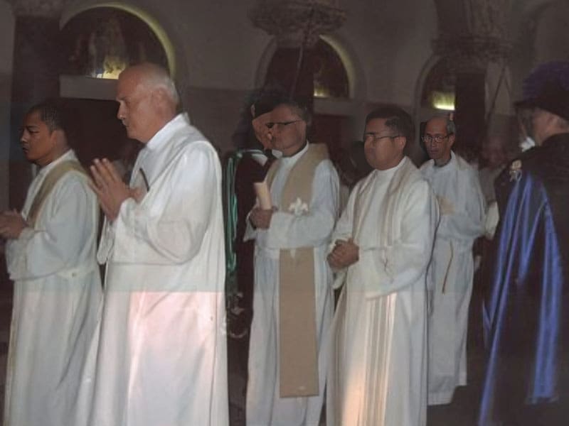 A group of men in white robes standing next to each other.