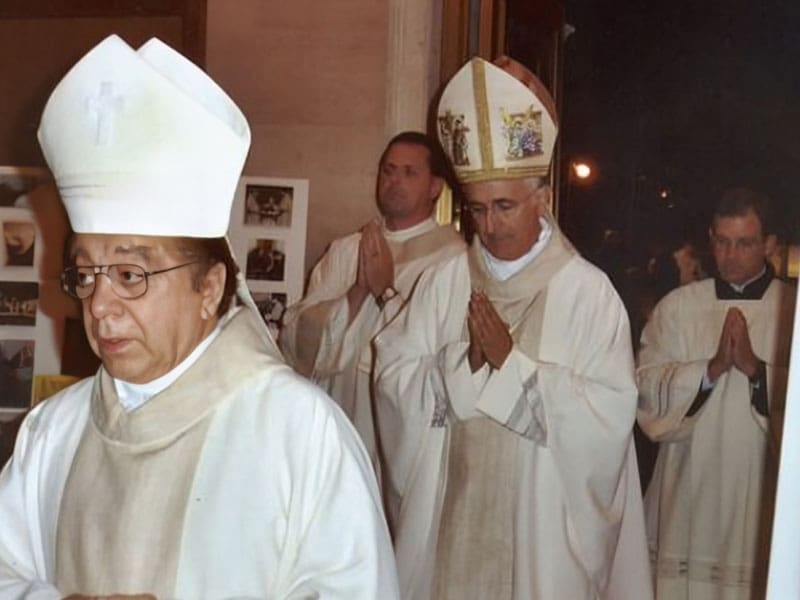 A group of men in white robes and hats.