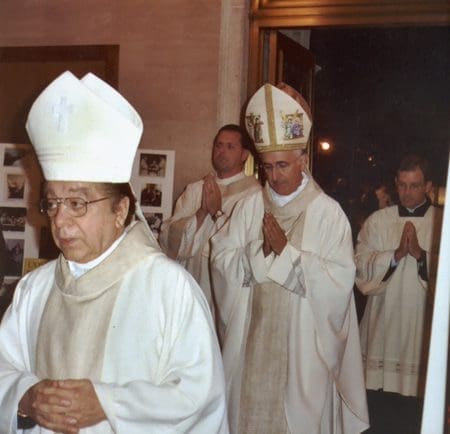 A group of men in white robes and hats.